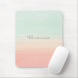 Mousepad Pastel Watercolor Striper Sea Glass e Peach Name<br><div class="desc">Este mouse personalizado na moda apresenta lindas faixas de abstrato de água em tons pastéis de vidro marinho e coral de pêssego. Personalize-o com o seu nome na inscrição manuscrita de scripts. ideia de presente de excelente.</div>
