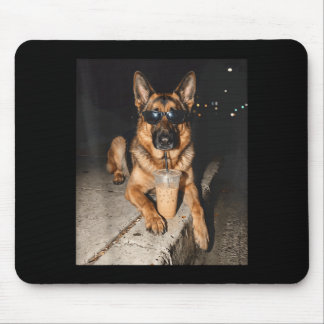 Mousepad Pastor Alemão Bebendo Café Gelado Meme de Animal