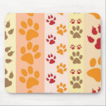 Mousepad Pata de animais em bruto imprime padrão em cores n<br><div class="desc">Um design bonitinho com várias filas de estampas de animais em cores naturais como marrom,  amarelo,  vermelho e laranja em um padrão listrado. Algumas patas têm garras e outras não.</div>