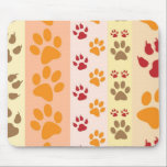Mousepad Pata de animais em bruto imprime padrão em cores n<br><div class="desc">Um design bonitinho com várias filas de estampas de animais em cores naturais como marrom,  amarelo,  vermelho e laranja em um padrão listrado. Algumas patas têm garras e outras não.</div>