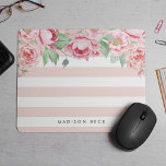 Mousepad Pedônio Antiquado e Faixa Rosa Esbranquiçada<br><div class="desc">O moderno peonense floral mousepad apresenta listras cor-de-rosa pinceladas com pastel chico com um buquê de pincel e marucas florescendo do topo. Personalize com um nome,  monograma ou mensagem usando o campo fornecido.</div>