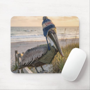 Mousepad Pelicano Usando um Chapéu de Inverno