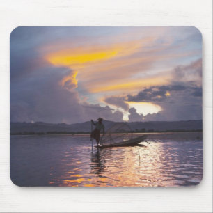 Mousepad Pescador Intha remando com a perna em barco pescan