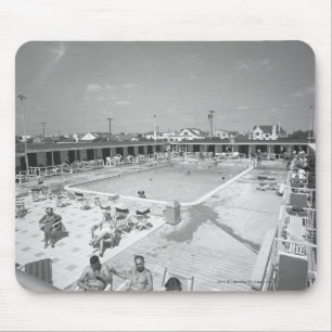 Mousepad Pessoas que relaxam na piscina exterior B&W