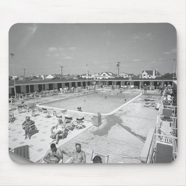 Mousepad Pessoas que relaxam na piscina exterior B&W (Frente)