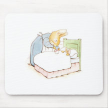 Peter Rabbit na cama (sendo alimentado pela mãe)