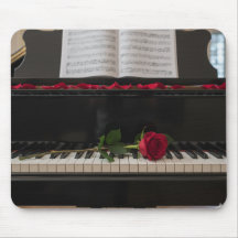 Piano com rosa vermelha e pétalas de rosa