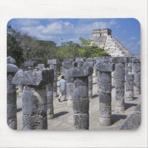 Mousepad Pilares de pedra antigos em Chichen Itza. Central