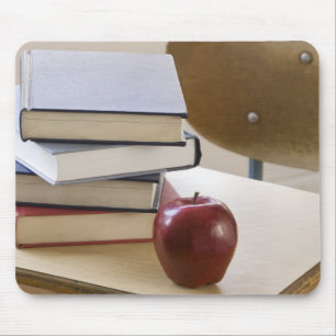 Mousepad Pilha de livros, de maçã, e de mesa da escola
