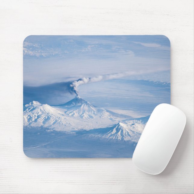 Mousepad Pluma Emanando Do Vulcão Kliuchevskoi. (Com mouse)