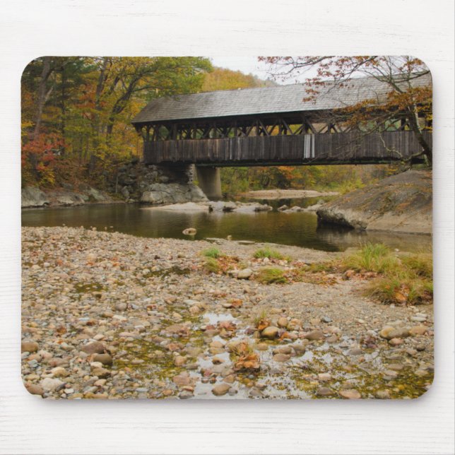 Mousepad Ponte Coberto de Newry sobre o rio no outono (Frente)