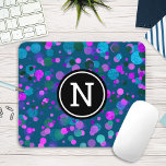 Mousepad Pontos de confete púrpura azul esparramado no mono<br><div class="desc">Pontas de confete verdes, roxas, cor-de-rosa e azul-turquesa, brilhantes, enfeitam este moderno e chique bronzeado. Faz uma declaração divertida e na moda cada vez que você a usa. Um presente de excelente para um amigo, assim como para você mesmo! Basta digitar o início de sua escolha e você pode personalizar...</div>