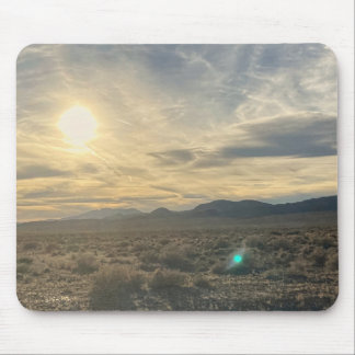 Mousepad Pôr do sol no deserto de Nevada – Céu dourado sobr
