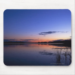 Mousepad Por do sol sobre o lago Wabamun com grama