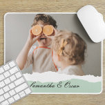 Mousepad Presente de vírgula de Foto e Nome Personalizado d<br><div class="desc">Apresentando a família moderna Foto e nome personalizado Mint Gift! Este presente exclusivo e ponderado foi concebido para celebrar e valorizar os momentos especiais da sua família.Dê o dom das memórias prezadas e da doçura personalizada com a Foto da Família Moderna e o Nome Personalizado Mint Gift. É uma maneira...</div>