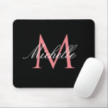 Mousepad preto rosa adorável<br><div class="desc">Monograma elegante cor-de-rosa em uma cor preta sólida com letra chic script. Você pode alterar a cor e o texto.</div>