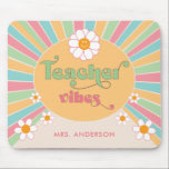Mousepad Professor Vibes Colorido 70s Retro Sun<br><div class="desc">Este mouse pad da professora apresenta um estilo divertido de 1970 retro design mostrando raios solares coloridos. O texto retrô diz: Professora Vibes. Personalize com o nome do professor.</div>