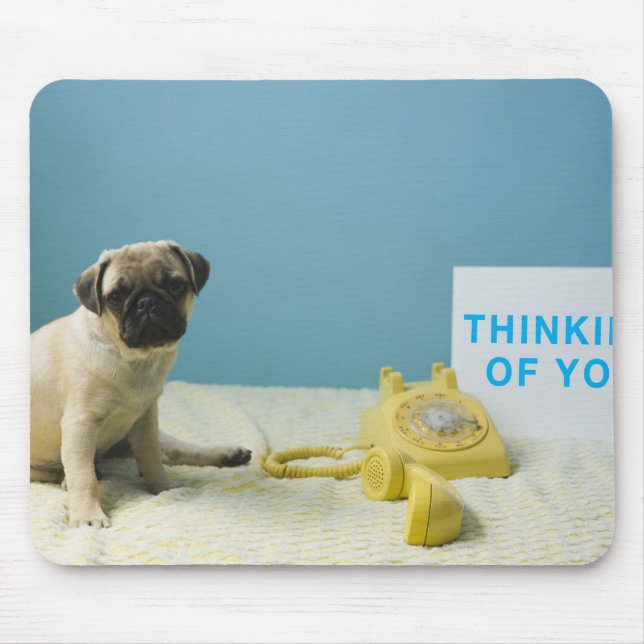 Mousepad Pug filhote sentado na cama ao lado do telefone e (Frente)