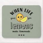 Mousepad Quando A Vida Dá À Lemon Torna A Limonada Engraçad<br><div class="desc">Quando A Vida Lhe Dá Limões Fazem Limonada. Design de limonada engraçada e fofa para quem adora beber limonada. Legal e humorística mercadoria de citação para vestir durante um dia quente de verão. Perfeito para celebrar o Dia Nacional da Limonada. presente de Natal e excelente para família e amigos.</div>