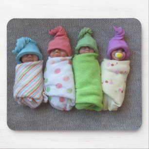 Mousepad Quatro bebês pequenos: Esculturas de argila do