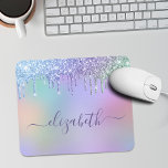 Mousepad Rainbow Glitter Personalizado<br><div class="desc">Pasta de rato cômoda,  cômoda,  com falso arco-íris de cor unicórnio,  a gotejar contra um fundo de roxo,  rosa,  azul,  verde e amarelo. Personalize com seu nome em um script roxo de tendência na moda.</div>