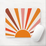 Mousepad Raios do Sol Retrospectivo Laranja Vermelho Amarel<br><div class="desc">O sol retrorreflector estourou design em tons cor-de-rosa quente,  castanho e laranja. Retro os modernos raios solares laranja,  a arte geométrica do sol matinal.</div>