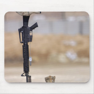 Mousepad Raízes, espingardas, dog tags e capacete de proteç