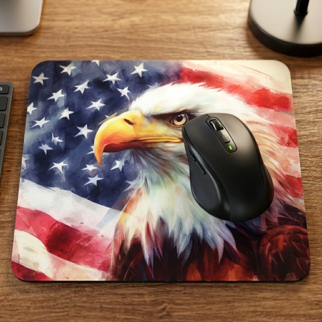 Mousepad Retrato Majestoso de Águia Careca com Bandeira Ame (Majestic Bald Eagle Portrait with American Flag. Mouse Pad)