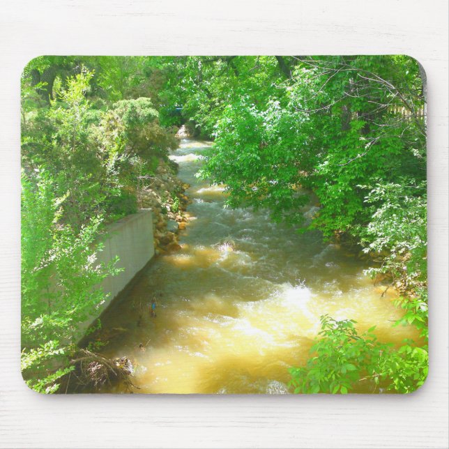 Mousepad Rio Rushing sob a serra das árvores (Frente)