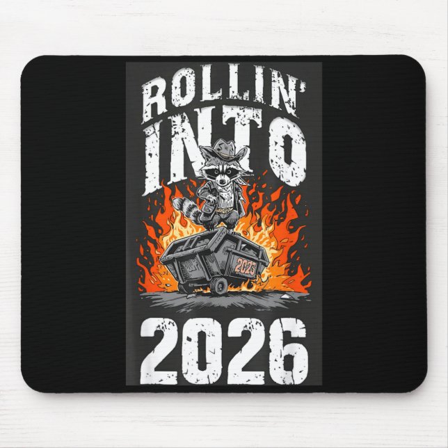 Mousepad Rollin Into 2026 Raccoon Funny Dumpster Fire 2025  (Frente)