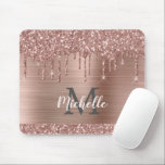 Mousepad Rosa Dourada Glitter Drives no nome metálico rosa<br><div class="desc">O rosa dourado moderno, cinzento, goteja o nome e monograma do mouse. Este design apresenta pinceladas cor-de-rosa-pincelada cor-de-rosa pincelada sobre fundo de metal escovado cor-de-rosa com modelo de texto personalizado monograma inicial e nome próprio. Presente feminino perfeito. Por favor, note que esta design é um efeito fotográfico impresso. Se precisar...</div>