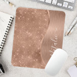 Mousepad Rosa Metálico - Largura Dourada Personalizada<br><div class="desc">Personalize facilmente este rosa dourado com metal escovado e uma louça de mouse com padrão brilhante e glamourosa com seu próprio nome personalizado.</div>