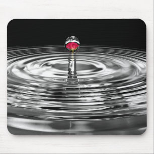 Mousepad rosa vermelha na gota de água
