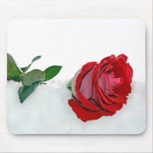 Mousepad rosa vermelha na neve