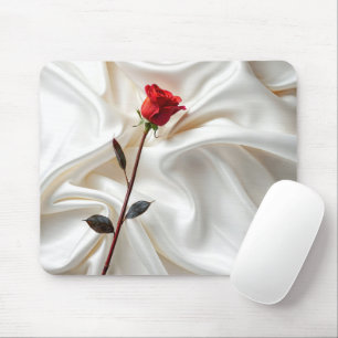 Mousepad Rosa Vermelha Sobre Cetim Branco
