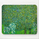 Mousepad Rosas de Gustavo Klimt sob a árvore de pera<br><div class="desc">Rosas de Gustavo Klimt sob o tapete do rato da árvore de pera. Óleo em canvas desde 1905. Uma pintura bonita do artista austríaco Gustavo Klimt. Uma das paisagens lindos de Klimt que misturaram o impressionista e as tendências do nouveau da arte, o amor deste Klimt das ligas do trabalho...</div>