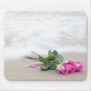 Mousepad rosas rosa na areia da praia