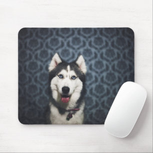 Mousepad Rouco com um fundo escuro