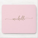 Mousepad Rouge Rosa Simples Feminino Monograma Nome Dourado<br><div class="desc">Mousepad personalizado com monograma de nome em rosa menina, simples e minimalista em dourado. Estes desenhos apresentam seu primeiro nome em uma linda tipografia de letra manuscrita com cauda swash em cor dourada sobre um fundo rosa bebê claro ou rosa blush. São fáceis de personalizar. Ótimo presente feminino e elegante...</div>