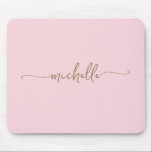 Mousepad Roxo Rosado Simples Feminino Monograma de Nome Dou<br><div class="desc">Tampo de mouse com nome monograma dourado, rosa, minimalista e simples, personalizado e com script de assinatura. Estes desenhos apresentam seu primeiro nome em uma linda tipografia de letra manuscrita com cauda em floreio, em cor dourada sobre um fundo rosa bebê claro ou rosa avermelhado. São fáceis de personalizar. Ótimo...</div>