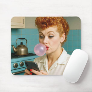 Mousepad Ruiva Clássica Enviando Mensagens no Celular
