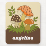 Mousepad Sala de feliz com nome personalizado<br><div class="desc">Um design divertido com cogumelos fungos. Um design com abacate verde,  castanho e laranja.</div>
