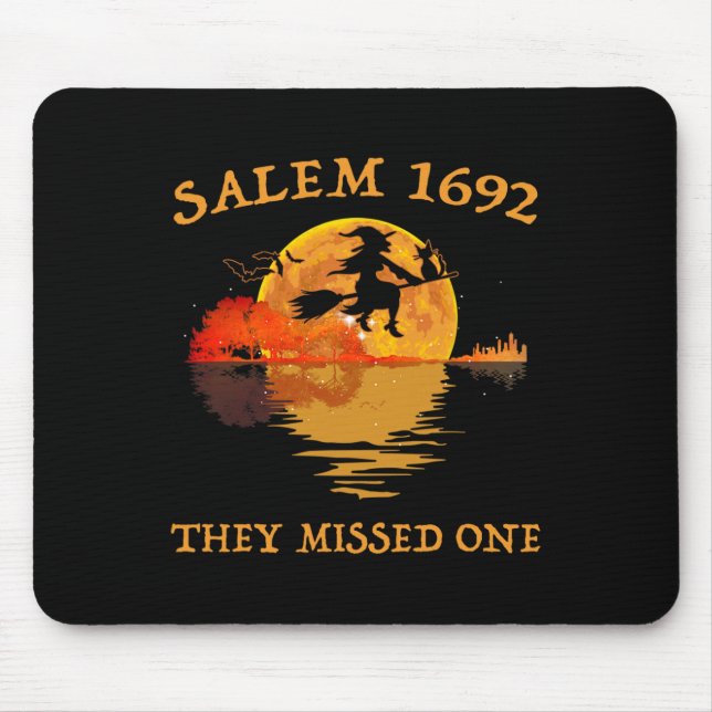 Mousepad Salem 1692 Eles Perderam Uma Bruxa Andando De Vass (Frente)