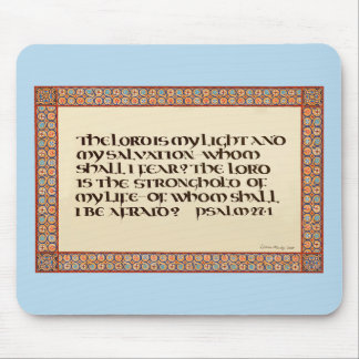 Mousepad Salm 27:1 caligrafia iluminada Escrita normal