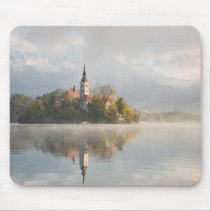 Mousepad sangrado nevoento do nascer do sol do