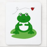 Mousepad Sapo Bonito no Lily Pad com Ilustração Ladybug<br><div class="desc">Este mouse pad apresenta um sapo verde giro em uma almofada de lírio olhando para uma joaninha voando. Traga um sorriso à sua cara toda vez que você olha para isso na sua mesa!</div>