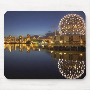 Mousepad Science World e CBD refletidos em False Creek,