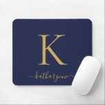 Mousepad Script de Monograma Azul Dourado do Marinho Modern<br><div class="desc">Script de monograma Dourado Elegante moderno em um mouse azul de marinho chic. Fácil de personalizar com seu próprio nome e detalhes. Perfeito para o seu estilo de vida moderno minimalista e luxo! Entre em contato conosco em cedarandstring@gmail.com se precisar de assistência com o design ou produtos correspondentes.</div>