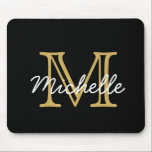 Mousepad Script de Monograma Dourado Preto Minimalista Mode<br><div class="desc">Pão de rato monograma, personalizada, preto e dourado, moderno e minimalista. Ele apresenta um monograma inicial em letra de estilo serif e um bonito modelo de texto com nome escrito à mão em ouro, cor branca em fundo preto. Excelente feminino, presente personalizado feminino. Se precisar de ajuda ou itens correspondentes,...</div>