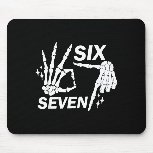 Mousepad Seis Sete 6 7 Meme Divertido Esqueleto Mãos Sinal  (Frente)